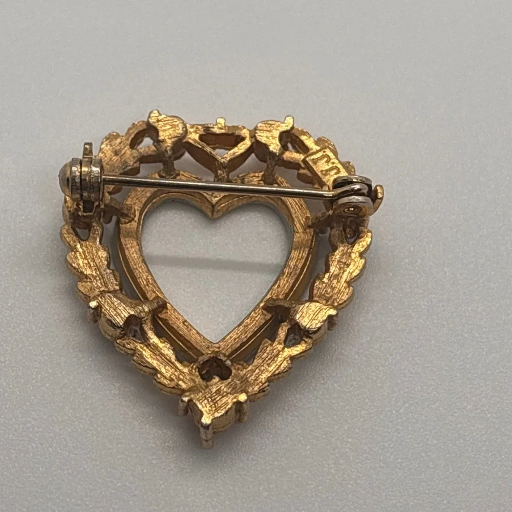 VTG JJ Heart Brooch Pin Rhinestone Laurel Wreath Multicolor Gemstones Gold Tone‎